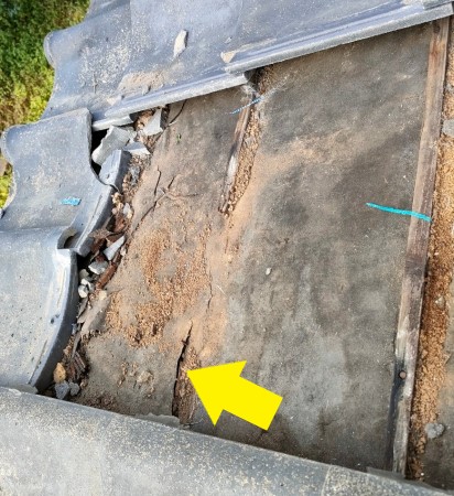 ルーフィングに穴　台風で屋根瓦が飛散